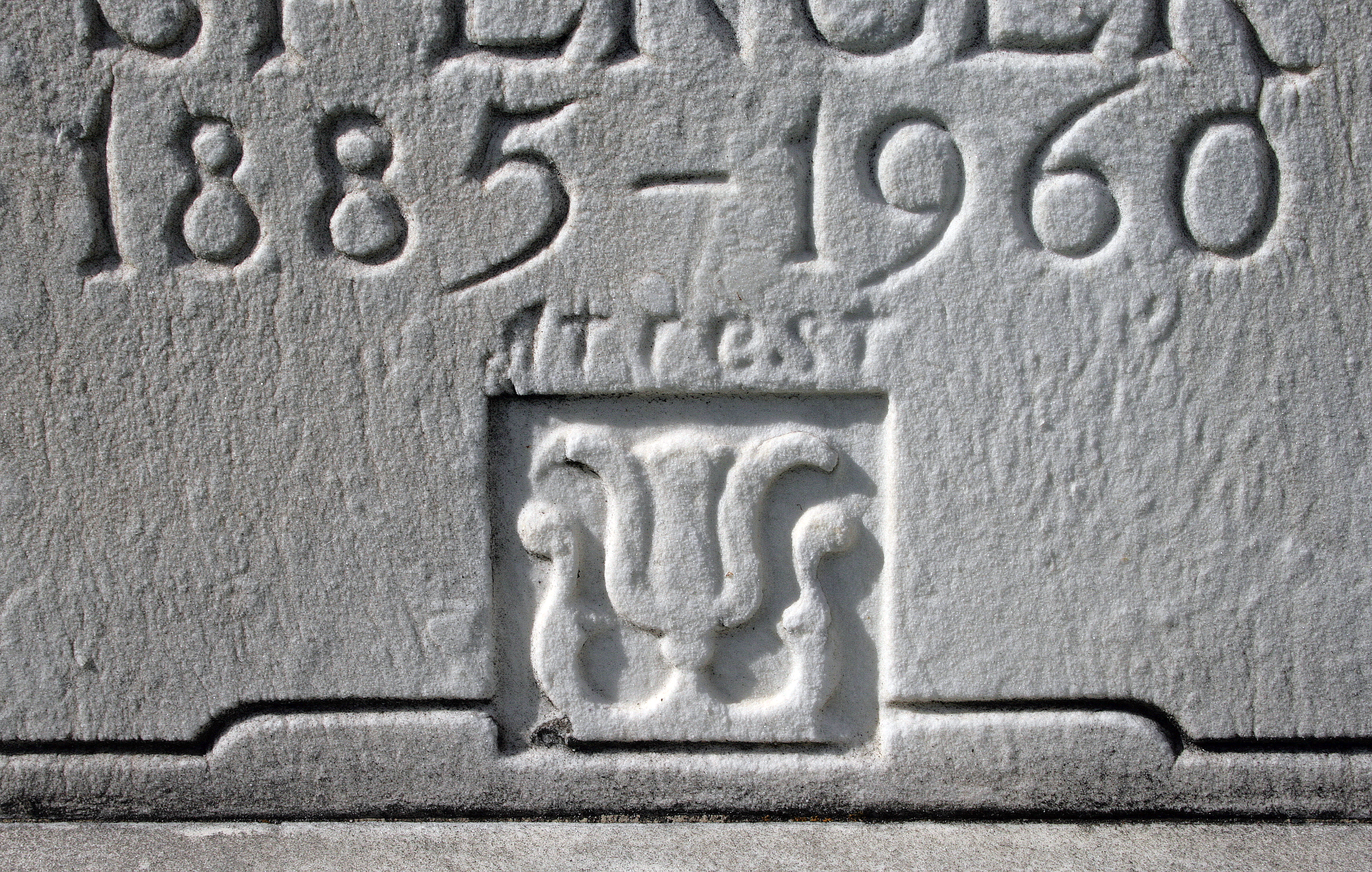 a weathered tombstone that reads " 1885 - 1960 at rest"