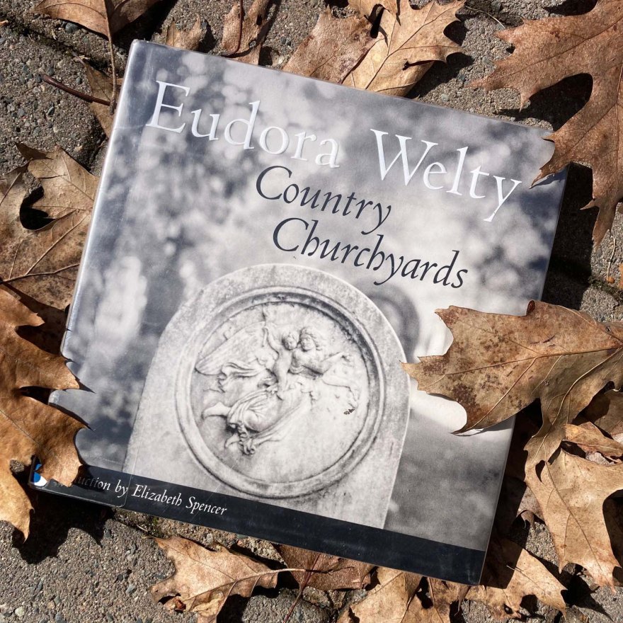 Book cover of Country Churchyards by Eudora Welty